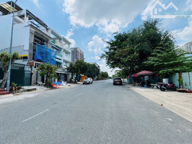 Nhà phố 4 tầng mặt tiền đường D1 trục chính vào KDC Phú Mỹ Quận 7. 5*18 hơn 13 tỷ.