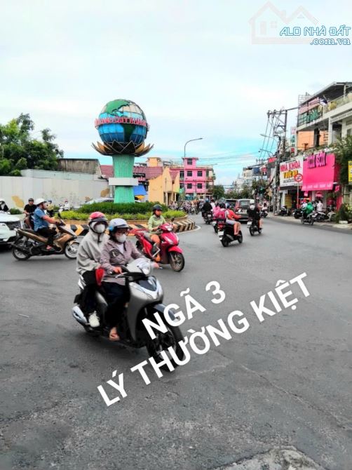 ( 2.8 TỶ ) NGAY NGÃ 3 HỒNG CHÂU 🟩🟨🟥 LÊ LỢI HÓC MÔN _ 61M2 đủ SHR SỔ VUÔNG A4   📍 NGÃ 3