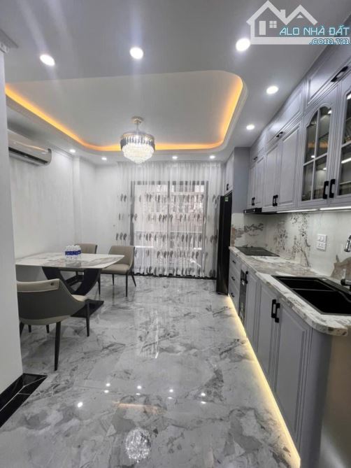 BÁN GẤP NHÀ CHÍNH CHỦ PHỐ KIM ĐỒNG - PHÂN LÔ - Ô TÔ ĐỖ CỬA NGÀY ĐÊM - Ở HAY KD ĐỀU ĐỈNH