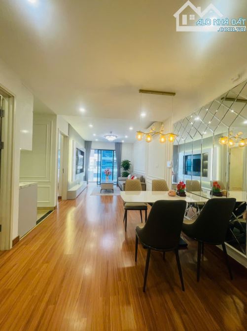 Bán Căn Hộ Sunrise Building Trần Thái Tông DT 153m 3PN Full NT View Công Viên 65tr/m SĐCC