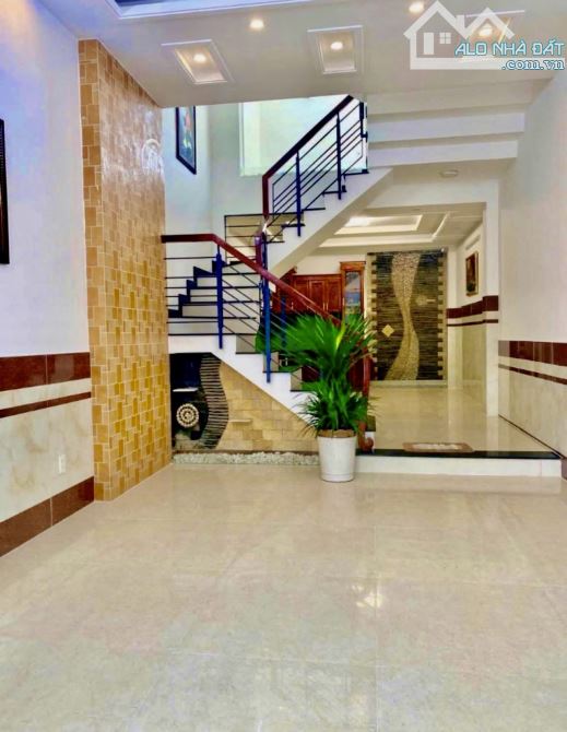 Nhỉnh 6 tỷ, 43m2, Phố Trần Khát Chân, gần ô tô, mới