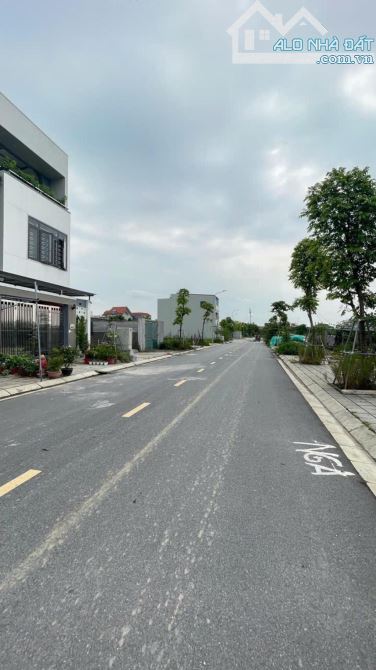 LÔ GÓC ĐẤU GIÁ LỖ KHÊ LIÊN HÀ, VỈA HÈ Ô TÔ TRÁNH - ĐẦU TƯ - KINH DOANH ĐỀU ĐẸP