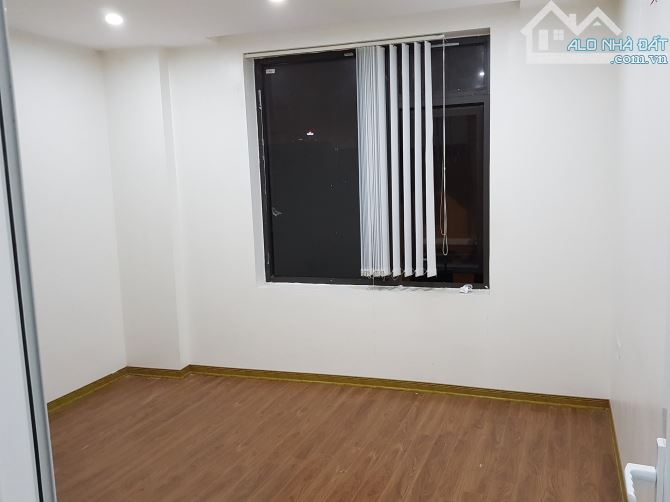 Cho thuê VP Xuân Thuỷ - Cầu Giấy diện tích 40m2 giá 7trt7 sẵn bàn ghế làm việc