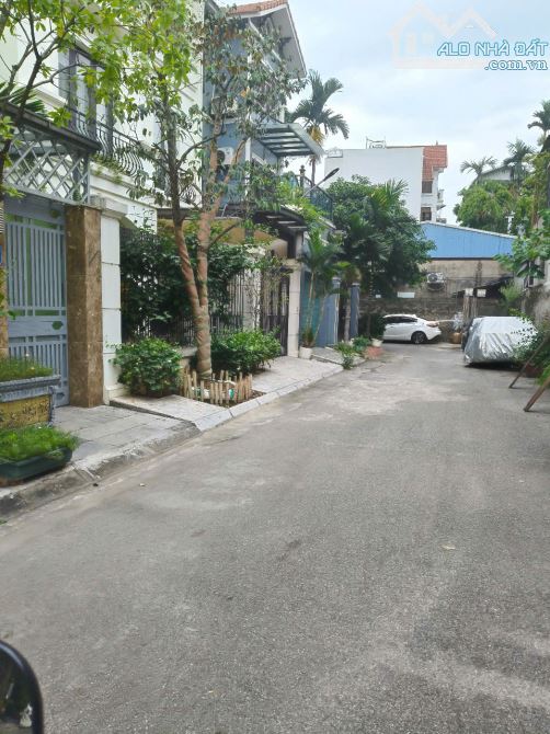 Bán Biệt thự , gần Hồ Đền Lừ - 122m2 -Mặt tiền 9m5 - Giá đầu tư