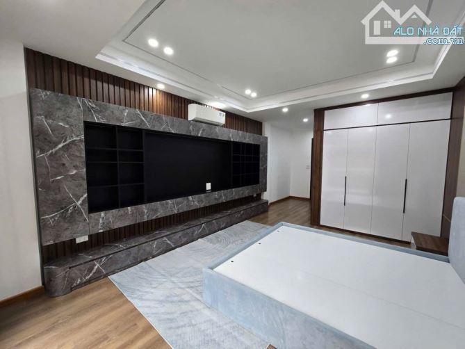 Bán Nhà 33m2, 5T giá 7,15 tỷ Ngọc Lâm, Long Biên ( cách ô tô đỗ 25m)