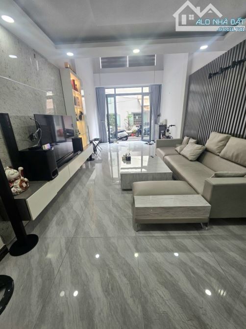 BÁN NHANH NHÀ TRẦN HƯNG ĐẠO QUẬN 5, Ô TÔ TỚI NHÀ 70M2, 5 TẦNG.