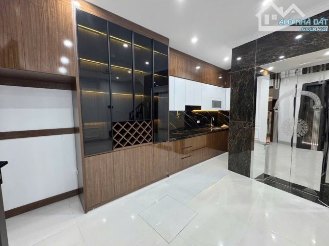 Vị trí đẹp, ngõ thông muôn nơi, ô tô cách 50m, chỉ 200m ra Văn Cao, Liễu Giai, Vạn Bảo