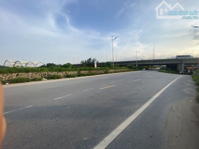 MAI LÂM, CẦU ĐÔNG TRÙ CÁCH 500m, Ô TÔ ĐỖ CỔNG xuýt 50m2, loanh quanh 3 T.Ỷ