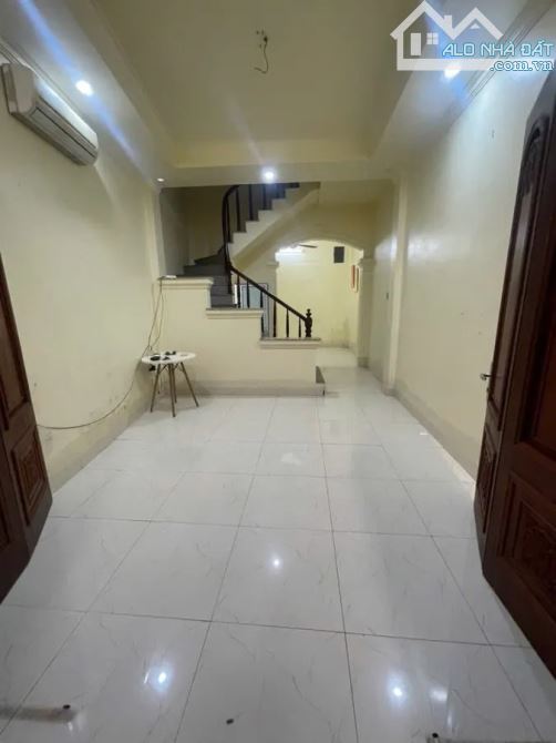 Trung tâm Ngọc Thụy cần tiền bán gấp nhà dân xây 40m 3 tầng chỉ nhỉnh 6 tỷ gần ô tô tránh