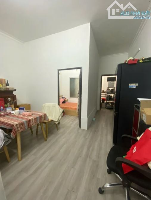 Bán nhà mặt ngõ thông Cầu Giấy, lô góc, giá đầu tư, 30m ra ô tô tránh.
