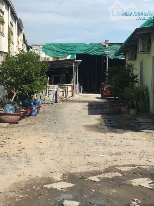 Nhỉnh 9tr/m2. Bán đất tặng nhà xưởng. Vị trí đẹp sát QL1 đường  xe container ra vô. SHR - 1