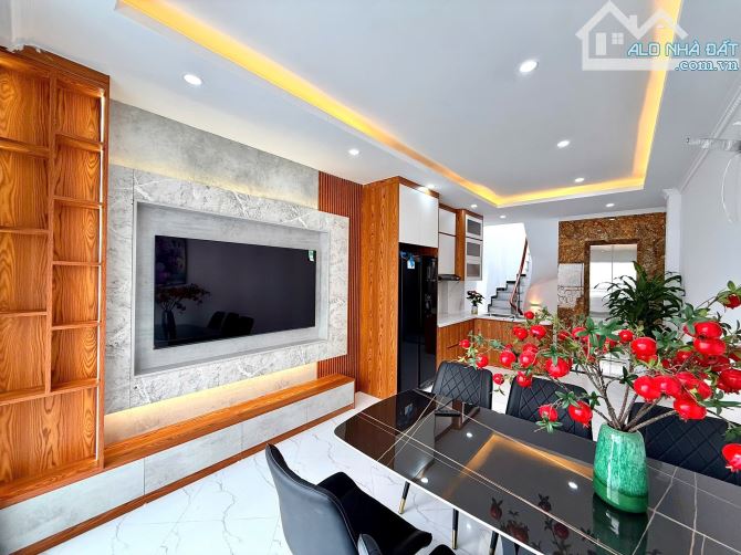 Bán Nhà Trịnh Đình Cửu, LÔ GÓC, Thang Máy, Ngõ To Đẹp 10m Ra Phố, DT 35m2. Giá 8.3 tỷ. - 1