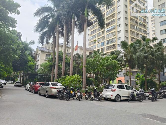 Bán Biệt thự , gần Hồ Đền Lừ - 122m2 -Mặt tiền 9m5 - Giá đầu tư - 1