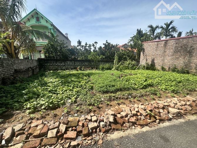 BÁN LÔ GÓC- NGHĨA TRỤ - VĂN GIANG 68M - Ô TÔ  VÀO NHÀ  - MẶT TIỀN RỘNG - NỞ HẬU - 2