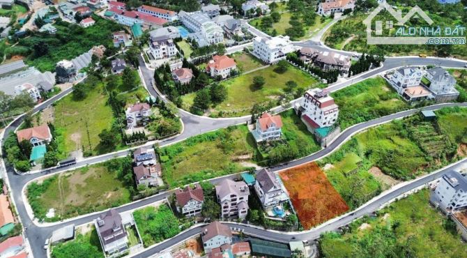 Giá rẻ 1/2 - 2500m2 Đồi Huy Hoàng P8 Đà Lạt, ngang rộng, đường nhựa 10m Khu VIP view đẹp - 2