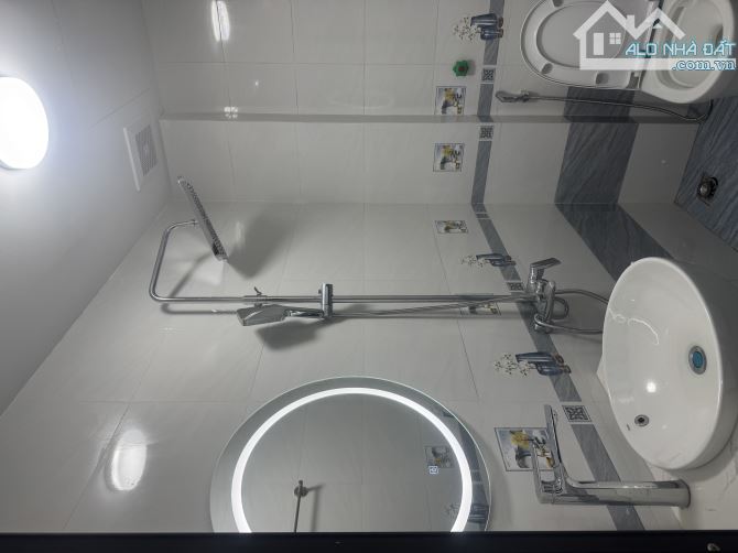 BÁN NHÀ GẦN TỔ HỢP GA NGỌC HỒI DT60M*6 TẦNG THANH MÁY* GIÁ 7.8 TỶ OTO NGỦ TRONG NHÀ. - 3