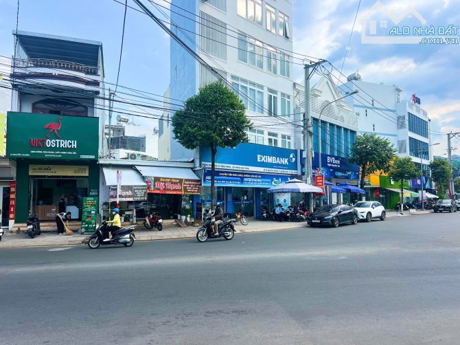 Bán lô đất đường rộng 20m cách biển 800m giá 177 triệu /1m2 tại phường Phước long - 3