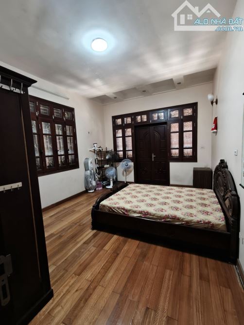 Bán Biệt thự , gần Hồ Đền Lừ - 122m2 -Mặt tiền 9m5 - Giá đầu tư - 3