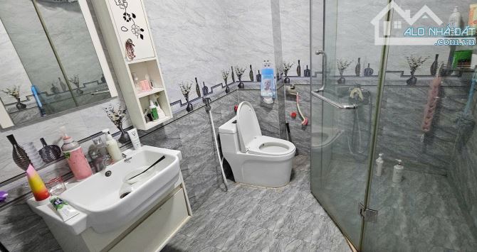 Mặt phố HOA LÂM kinh doanh sầm uất - 100m 3tầng mặt tiền rộng - giá tốt để đầu tư. - 3