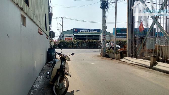 Nhỉnh 9tr/m2. Bán đất tặng nhà xưởng. Vị trí đẹp sát QL1 đường  xe container ra vô. SHR - 4