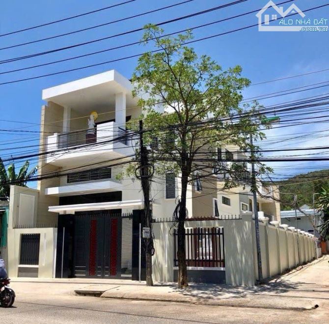 BÁN CĂN NHÀ 3 TẦNG, 2 MẶT TIỀN ĐƯỜNG NGUYỄN KHUYẾN, 306,6M2, GIÁ 11 TỶ. CN23.8