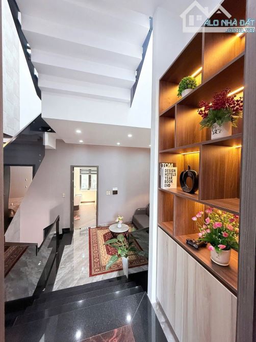 CẦN BÁN NHÀ 3 TẦNG MẶT TIỀN DEP HOÀ MINH CÁCH BIỂN CHỈ 400M