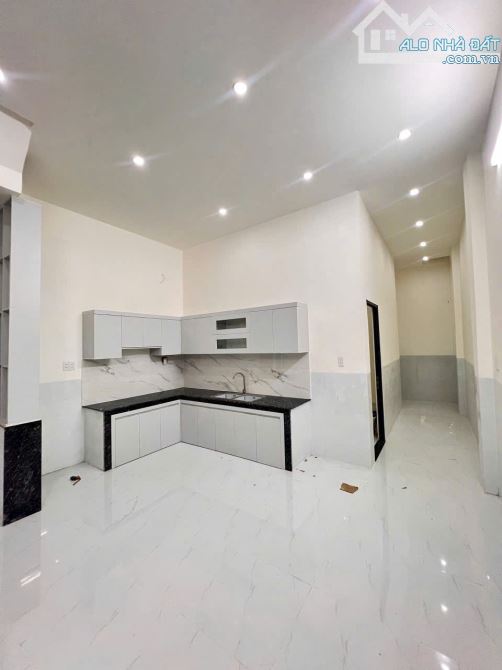 Ngay bệnh viện da liễu 5x20m , Nhà xây cho con trai ở giờ chuyển công tác nên bán gấp