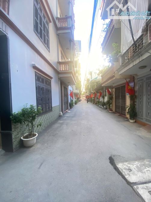 Bán nhà đường Nguyễn Chí Thanh, Đống Đa, ngõ thông, phân lô ô tô tránh