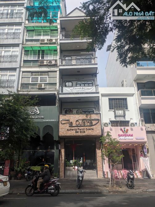 SIÊU VỊ TRÍ! MT Trần Hưng Đạo – Nguyễn Văn Cừ Quận 1 (4x20m) nhà 5 tầng giá 41 tỷ