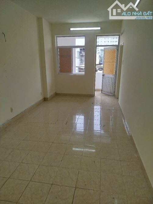 Cần bán căn hộ chung cư 109 Nguyễn Biểu, Phường 1, Quận 5, diện tích 55m2,