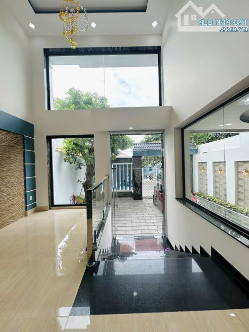 BÁN TÒA NHÀ VĂN PHÒNG GẦN TRUNG TÂM HÀNH CHÍNH QUẬN 2-202M2 6 TẦNG -GIÁ 36 TỶ