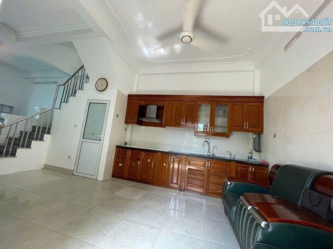 BÁN NHÀ PHÓ THẠCH BÀN LONG BIÊN 5 TỶ 35m 5 TẦNG MT 4m Ô TÔ ĐỦ NỘI THẤT DÒNG TIỀN 15 TRỆU