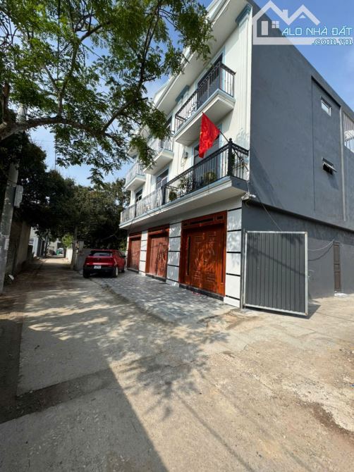 Nhà xây 65m2 full 3 tầng ô tô để sân ngày đêm - Ngõ thông tứ tung tại Đại Thành Quốc Oai