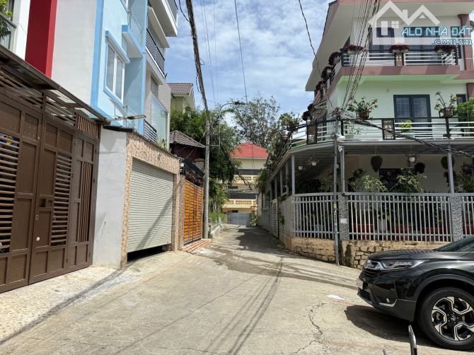 Bán Gấp Nhà Phố 3 Phòng Ngủ 93m2 Đã Hoàn Công Đường Ô Tô Tận Nơi Cách Chợ Đà Lạt 2km