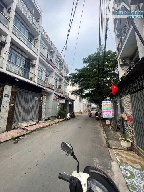 Nhà 2tỷ760tr. Nhà 3 tầng , đường 7m thông , ra MT Lê văn lương 50m. Gần ĐH MỞ,ĐHTÀI NGUYÊN