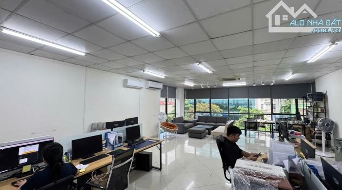 Bán nhà mặt phố Lạc Long Quân, thang máy, kinh doanh, mặt tiền rộng, vỉa hè 4 ô tô đỗ