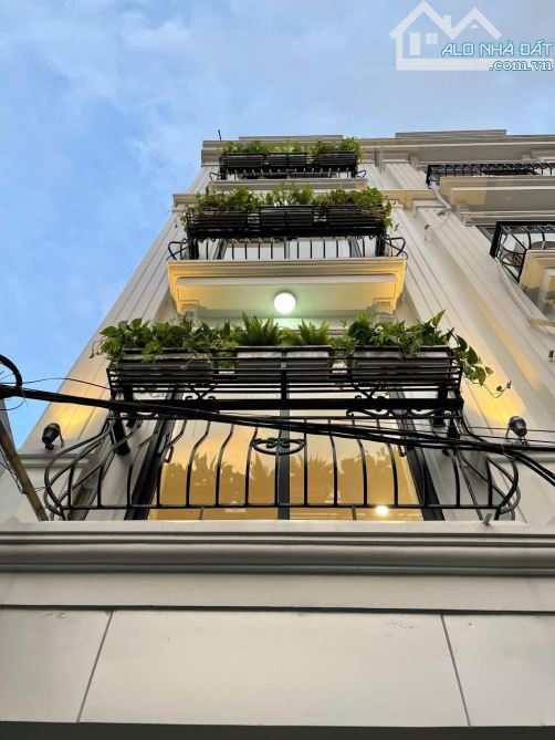 Bán Nhà Thạch Bàn Long Biên , sổ vuông đẹp 40m2 ,tặng nội thất xịn xò, giá chào 7,85 tỷ