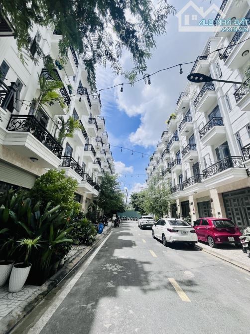 Bán Nhà Thạnh Lộc Q12 - 60M2 ( 4 x 15m ) - 5Tầng - Hẻm HXH 8m  -  Chỉ 5,5Tỷ.