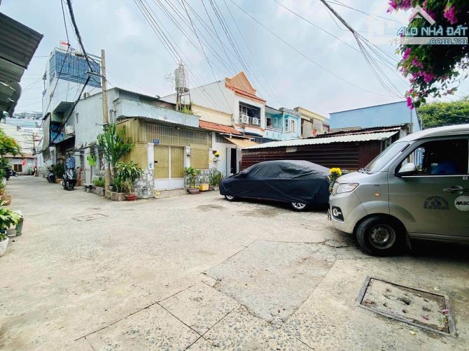 Bán nhà 3 tầng đẹp, đối diện Emart Phan Huy Ích, 4 phòng ngủ, hẻm 4m ô tô tới cửa, 6 tỷ +