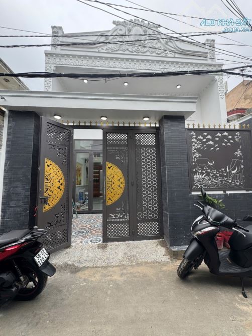 Nhà đẹp Nguyễn Thị Căn, giáp ranh Gò Vấp. DT 5,9x17,3m. Hẻm xe hơi. Mới tinh.