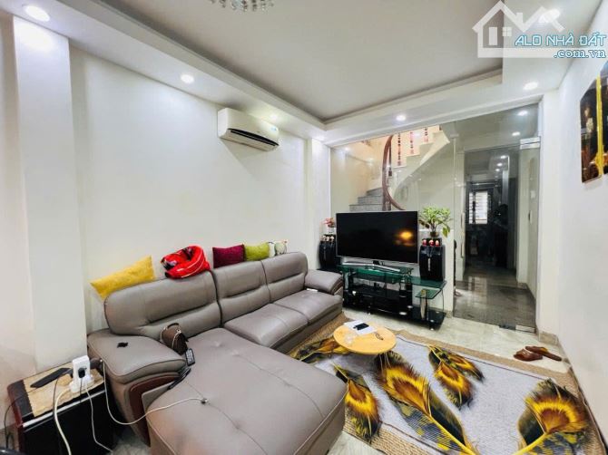 HOÀNG NGÂN  - OTO - NGÕ THÔNG - KINH DOANH Dt 52m2 4 tầng mặt tiền 3m Giá 13.3 tỷ