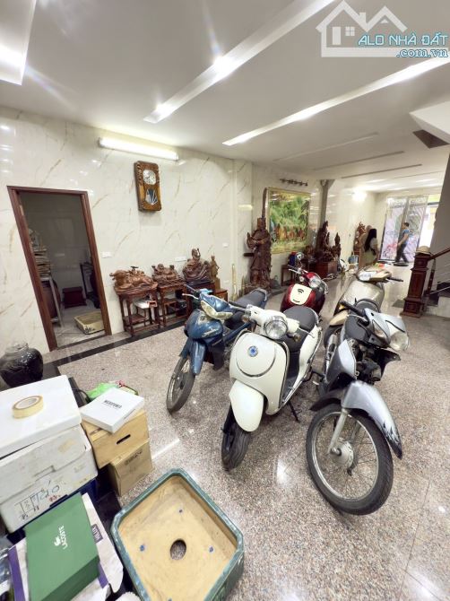 Bán nhà mặt phố Thịnh Quang, DT 95m2 x 9 tầng, MT 6m. Thang máy, gara. Giá 37 tỷ có TL - 10