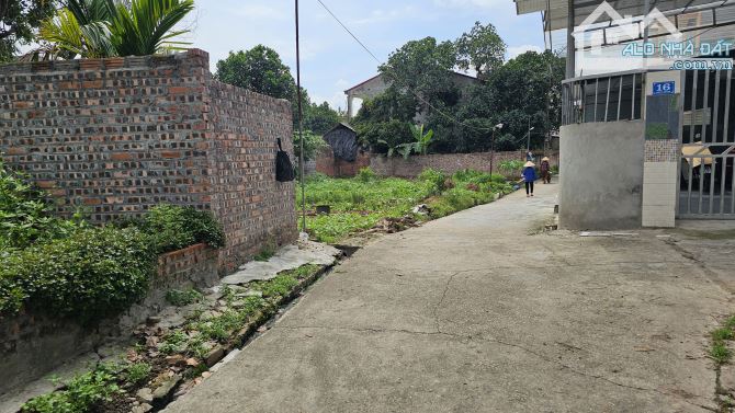 ĐƯỜNG THÔNG Ô TÔ VÀO ĐẤT - CÁCH QL35 200M - GẦN CHỢ NAM CƯƠNG - CÁCH SÂN BAY 2KM - 1