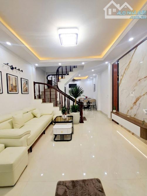 GIA ĐÌNH ĐANG CẦN BÁN CĂN NHÀ 38M2 X 5T TẠI PHỐ KIM GIANG Ô TÔ 4 CHỖ ĐỖ CỬA - 1