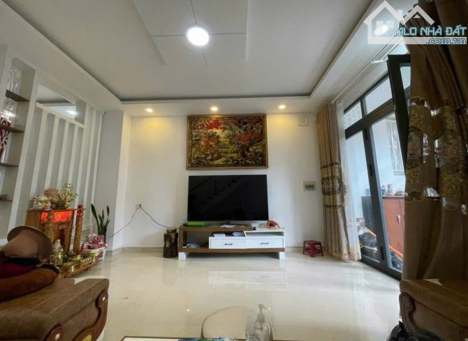 Bán Gấp Nhà Phố 3 Phòng Ngủ 93m2 Đã Hoàn Công Đường Ô Tô Tận Nơi Cách Chợ Đà Lạt 2km - 1