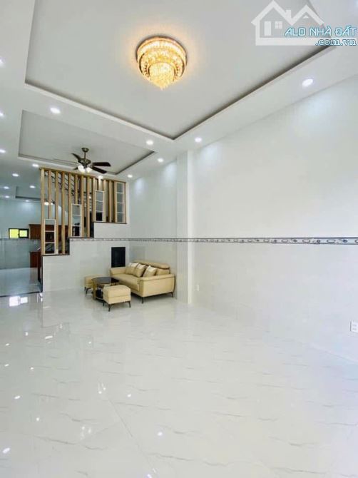 Bán nhà 3 tầng đẹp, đối diện Emart Phan Huy Ích, 4 phòng ngủ, hẻm 4m ô tô tới cửa, 6 tỷ + - 1