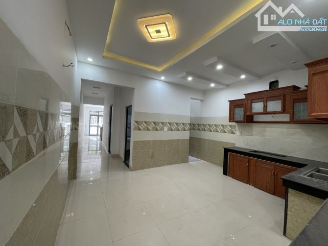 Bán nhà 1 trệt 2 lầu đường Lê Chân,P.Long Tâm - Bà Rịa, Giá bán: 5,3tỷ, DT:95m2 - 15
