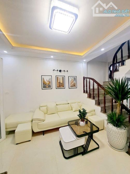 GIA ĐÌNH ĐANG CẦN BÁN CĂN NHÀ 38M2 X 5T TẠI PHỐ KIM GIANG Ô TÔ 4 CHỖ ĐỖ CỬA - 2