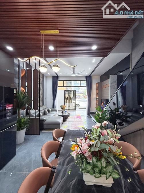 CẦN BÁN NHÀ 3 TẦNG MẶT TIỀN DEP HOÀ MINH CÁCH BIỂN CHỈ 400M - 2