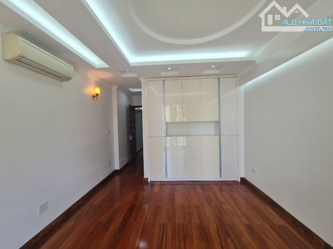 Bán nhà riêng đường Âu Cơ Tây Hồ diện tích rộng nhà đẹp sân vườn ô tô vào nhà 10m mặt phố